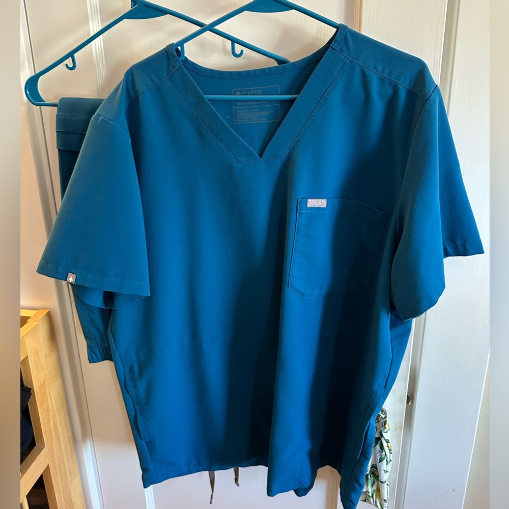 Figs Men’s Scrub Top and Bottom Set